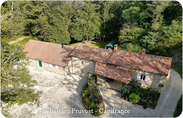 Dordogne (24) Propriété P7 proche de SAINT MARTIN DE FRESSENGEAS (24), terrain 36000m2, rivière, 225m2 habitables.