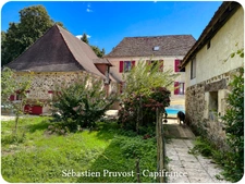 Dpt Dordogne (24), à vendre 11 pièces proche Thiviers (24) propriété de 325 m², terrain 22200 m², dépendance, piscine.