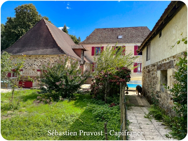 Dpt Dordogne (24), à vendre 11 pièces proche Thiviers (24) propriété de 325 m², terrain 22200 m², dépendance, piscine.