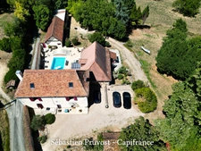 Dpt Dordogne (24), à vendre 11 pièces proche Thiviers (24) propriété de 325 m², terrain 22200 m², dépendance, piscine.