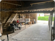 Maison rénovée à vendre 3 pièces CONNEZAC (24), deux chambres, grange 63m2, terrain 7290m2 dont partie à bâtir.