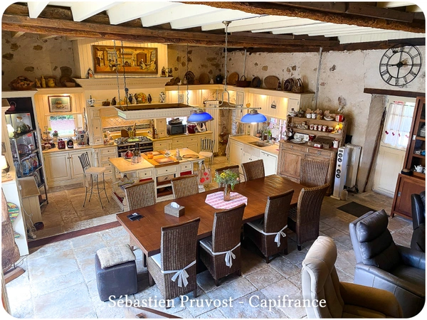 Dpt Dordogne (24), à vendre 11 pièces proche Thiviers (24) propriété de 325 m², terrain 22200 m², dépendance, piscine.