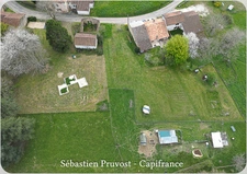 Maison rénovée à vendre 3 pièces CONNEZAC (24), deux chambres, grange 63m2, terrain 7290m2 dont partie à bâtir.