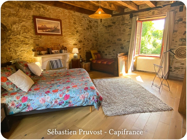 Dpt Dordogne (24), à vendre 11 pièces proche Thiviers (24) propriété de 325 m², terrain 22200 m², dépendance, piscine.