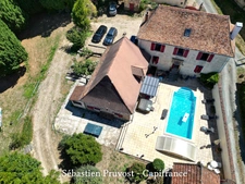 Dpt Dordogne (24), à vendre 11 pièces proche Thiviers (24) propriété de 325 m², terrain 22200 m², dépendance, piscine.
