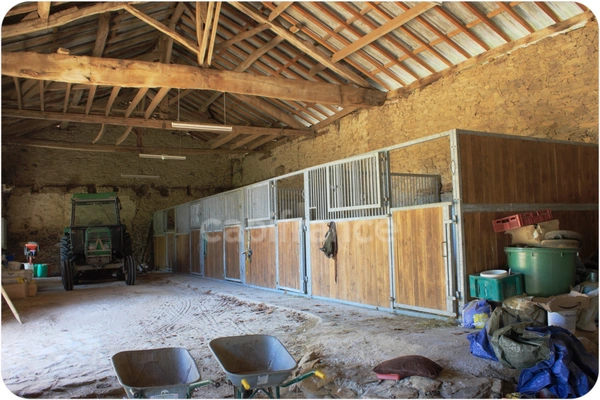 Dpt Dordogne (24), à vendre proche THIVIERS propriété équestre 37 hectares, Demeure, Dépendances, Etang, Prés clos.   