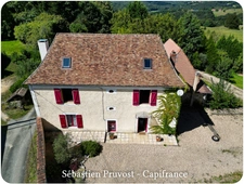 Dpt Dordogne (24), à vendre 11 pièces proche Thiviers (24) propriété de 325 m², terrain 22200 m², dépendance, piscine.