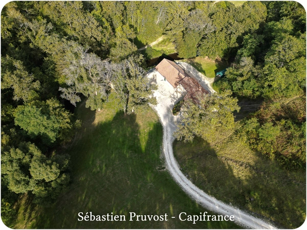 Dordogne (24) Propriété P7 proche de SAINT MARTIN DE FRESSENGEAS (24), terrain 36000m2, rivière, 225m2 habitables.
