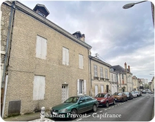 Immeuble de rapport à vendre PERIGUEUX proche Tourny (24), un F3, deux F2, deux studios et un bureau. 