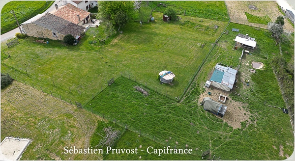 Maison rénovée à vendre 3 pièces CONNEZAC (24), deux chambres, grange 63m2, terrain 7290m2 dont partie à bâtir.