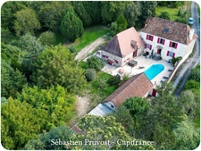 Dpt Dordogne (24), à vendre 11 pièces proche Thiviers (24) propriété de 325 m², terrain 22200 m², dépendance, piscine.