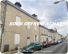 Immeuble de rapport à vendre PERIGUEUX proche Tourny (24), un F3, deux F2, deux studios et un bureau. 