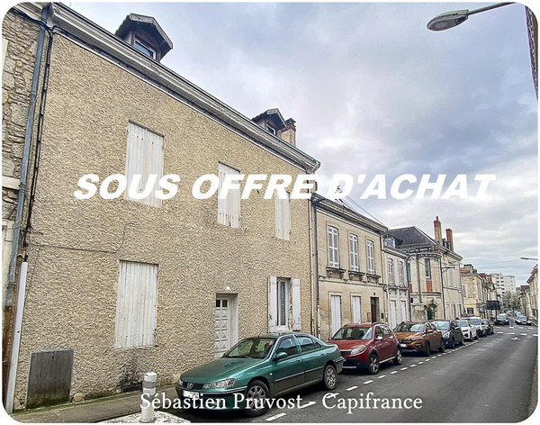 Immeuble de rapport à vendre PERIGUEUX proche Tourny (24), un F3, deux F2, deux studios et un bureau. 