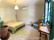 Maison rénovée à vendre 3 pièces CONNEZAC (24), deux chambres, grange 63m2, terrain 7290m2 dont partie à bâtir.