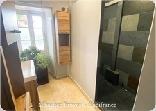 Maison rénovée à vendre 3 pièces CONNEZAC (24), deux chambres, grange 63m2, terrain 7290m2 dont partie à bâtir.