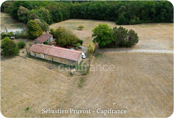 Propriete à vendre 5 pièces proche de SAINT JEAN DE COLE (24), fermette et ses dépendances, 2.8 hectares env. sans voisins
