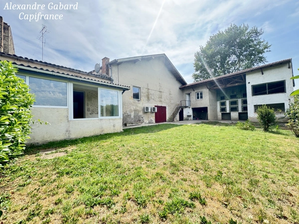Maison en pierres - 3 chambres -  vaste jardin et grand garage