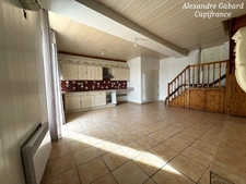 LA REOLE CENTRE VILLE - Maison en pierres avec balcon