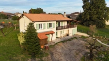 Maison traditionnelle - 3 chambres et bureau - Véranda - Garages - Jardin