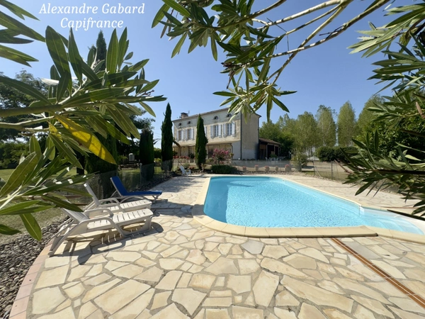 Maison en pierres 230 m² - 4 chambres - Terrain 7 370 m² - Piscine - Dépendances