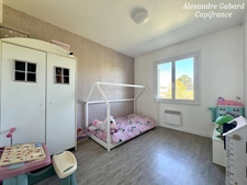 Maison traditionnelle - 3 chambres et bureau - Véranda - Garages - Jardin