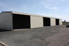 Bâtiment Industriel à vendre proche de TOURNUS (71) surface 447m2 (libre) eau et EDF sur place-1508m2 de terrain clos à 200 000 €