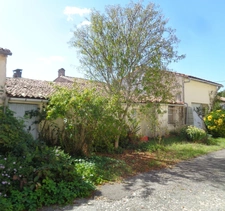 Maison à vendre 4 pièces COLOMBIERS (17 )Maison de plain-pied 102m2 avec garage et dépendances