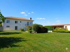 Maison à vendre  FONTCOUVERTE (17) 12 pièces 218m2 (3 logements) parcelle de 4000m2
