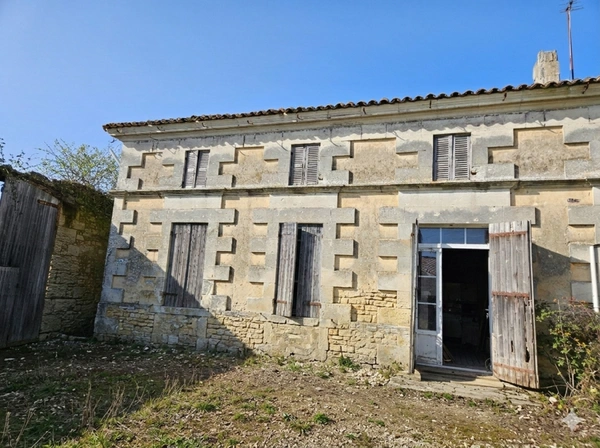 Maison à vendre SAINT DIZANT DU GUA (17) 2 pièces à rénover entièrement sur parcelle de 450m2