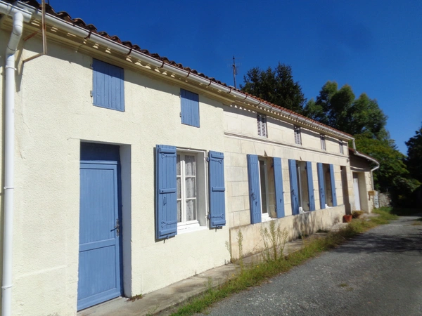 Maison à vendre 3 pièces COLOMBIERS (17) Maison de plain-pied 82m2 avec garage et beau terrain de 1000m2