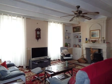 Maison à vendre 5 pièces MOSNAC (17)maison sur deux niveaux avec petit jardin et stationnement