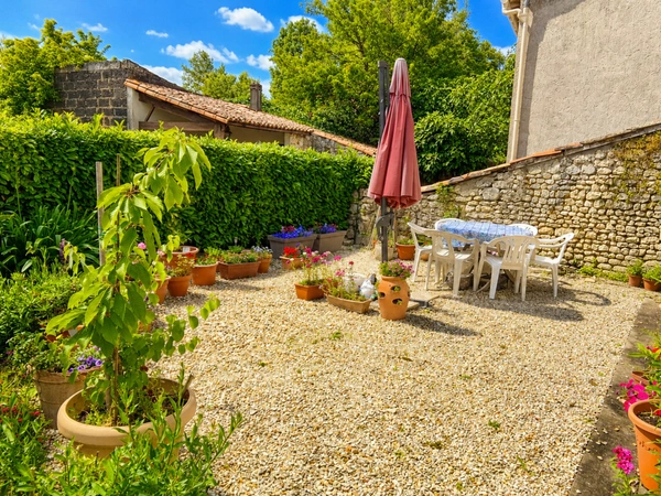 Maison à vendre 5 pièces MOSNAC (17)maison avec petit jardin de vente à terme libre