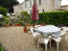 Maison à vendre 5 pièces MOSNAC (17)maison sur deux niveaux avec petit jardin et stationnement