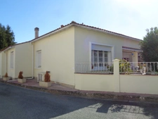 Maison à vendre 4 pièces COLOMBIERS (17 )Maison de plain-pied 102m2 avec garage et dépendances