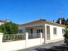 Maison à vendre 4 pièces COLOMBIERS (17 )Maison de plain-pied 102m2 avec garage et dépendances