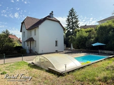 MAISON FAMILIALE T7 – 5 CHAMBRES, PISCINE ET GRANDS GARAGES – AU CALME, PROCHE A36