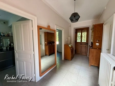 MAISON FAMILIALE T7 – 5 CHAMBRES, PISCINE ET GRANDS GARAGES – AU CALME, PROCHE A36