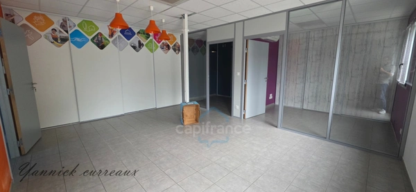 Local professionnel climatisé avec bureaux indépendants 