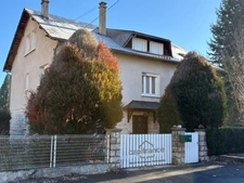 MAISON FAMILIALE AVEC JARDIN ET PISCINE