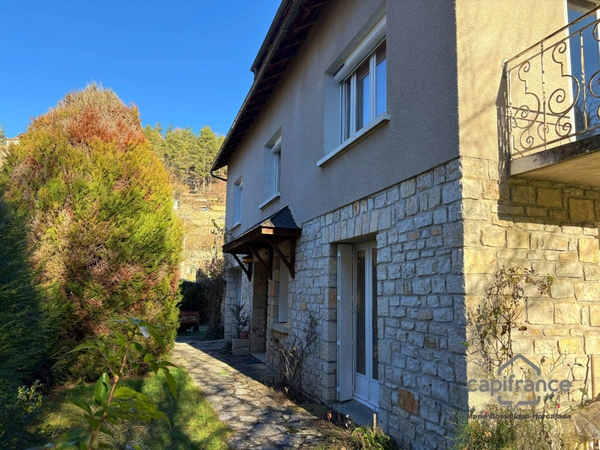 MAISON FAMILIALE AVEC JARDIN ET PISCINE
