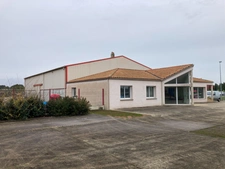 À vendre – Local artisanal loué avec bureaux et terrain – La Copechagnière (85) à 15 kms de MONTAIGU VENDEE