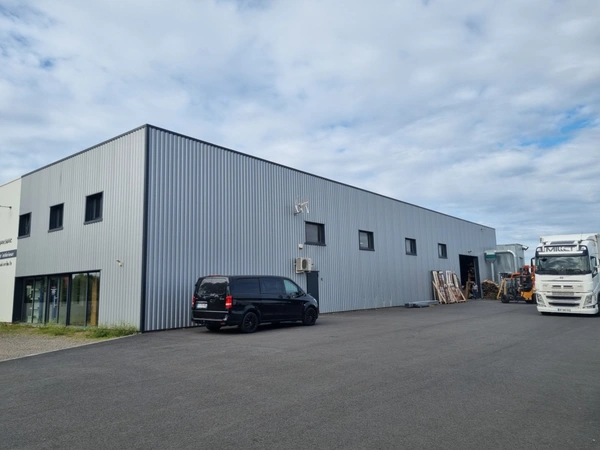 A VENDRE, Bâtiment artisanal double peau, de 714m2, emplacement de choix, visibilité, zone d'activités dynamique 