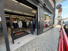 A LOUER SURFACE COMMERCIALE DE 850 M2 UTILES DANS UN IMMEUBLE SUR 3 NIVEAUX 