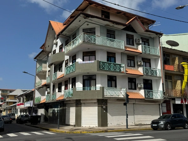 Superbe immeuble rue De Gaulle à Cayenne 