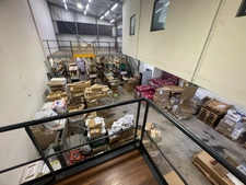 Magnifique opportunité de location d'un dépot de 280 m2 idéalement situé dans la zone d'activités de Cogneau Larivot