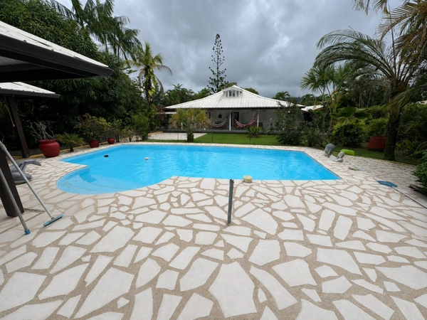 Superbe maison T5 avec piscine et jardin arboré de 1258 m2 Un véritable havre de paix