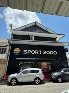 A LOUER SURFACE COMMERCIALE DE 850 M2 UTILES DANS UN IMMEUBLE SUR 3 NIVEAUX 