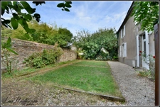 Maison à vendre + Appartement en location - Centre historique de MONTAIGU (85)