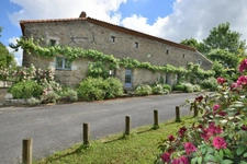Domaine d'exception - CHAVAGNES EN PAILLERS (85) - 1 maison d'habitation ainsi que 2 gîtes avec piscine