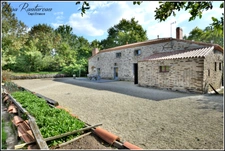 Domaine d'exception - CHAVAGNES EN PAILLERS (85) - 1 maison d'habitation ainsi que 2 gîtes avec piscine